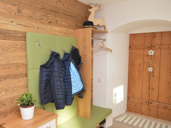 Massivholz-Garderobe vom Tischler als Blickfang im Vorzimmer - Tischlerei Bernegger